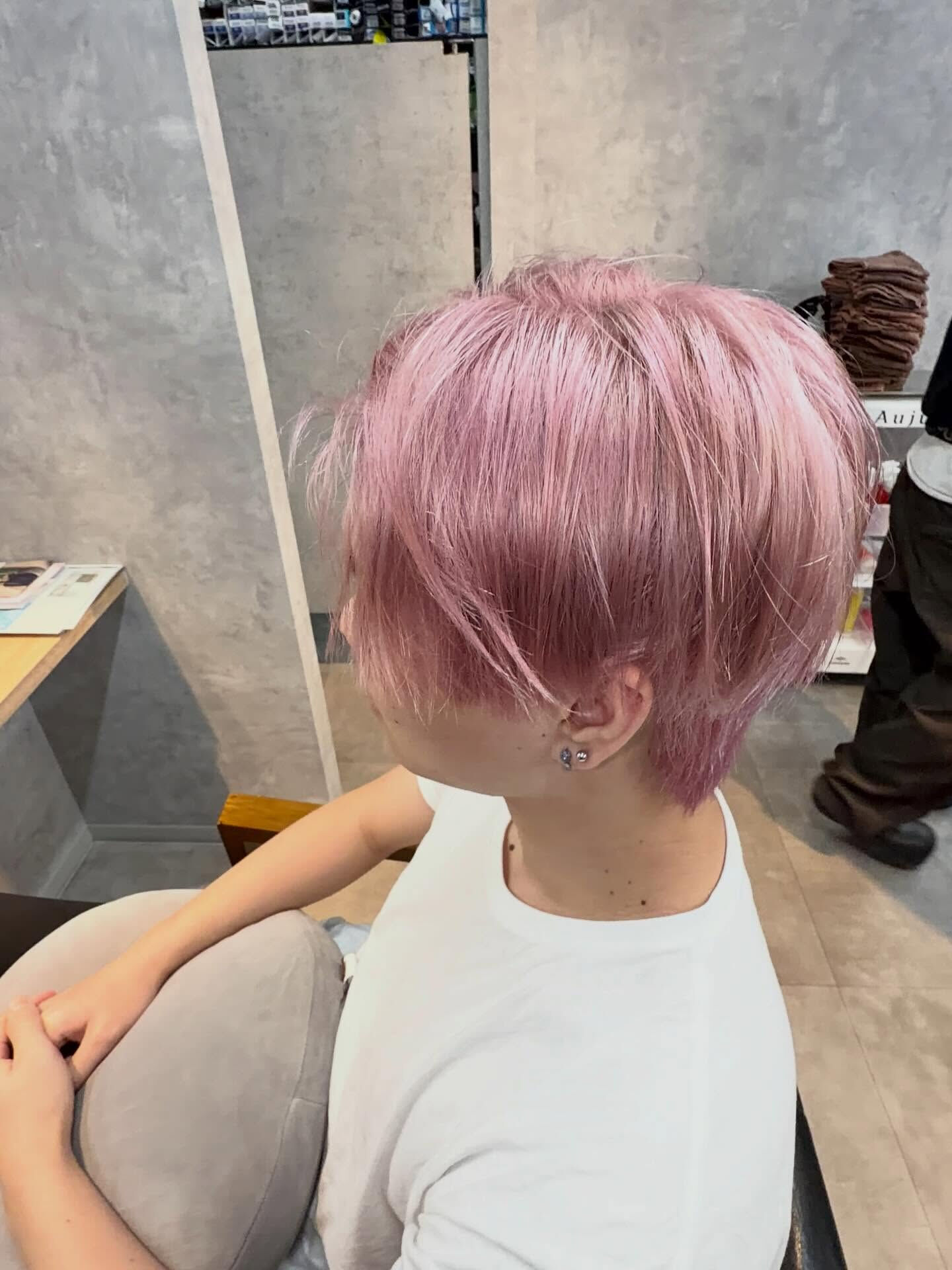 透明感ピンクで叶う軽やかショートヘア
