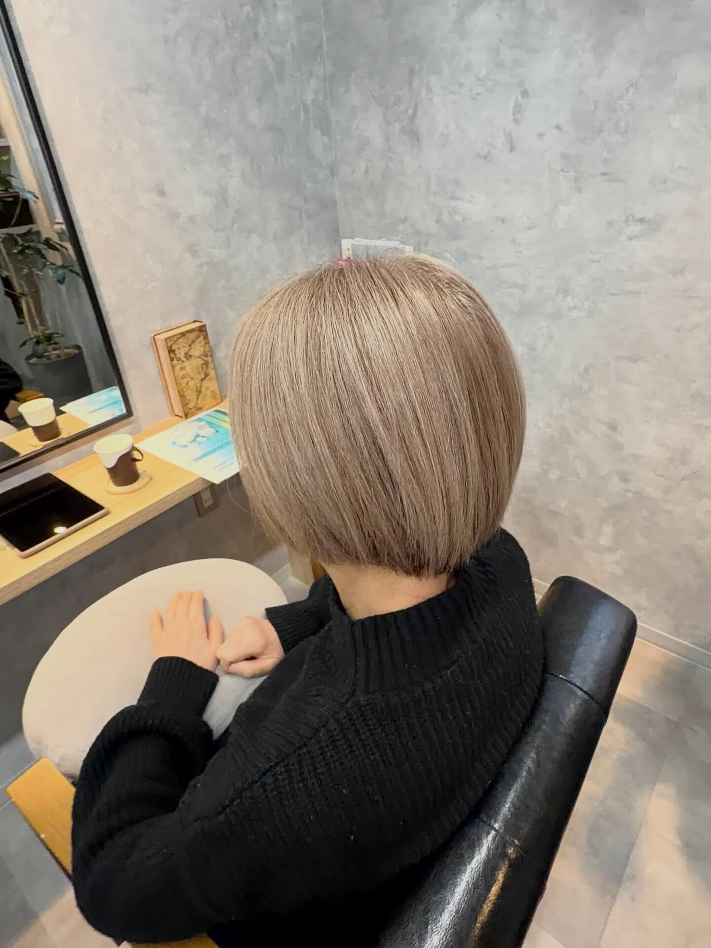 脱白髪染めで叶える透明感ベージュボブ