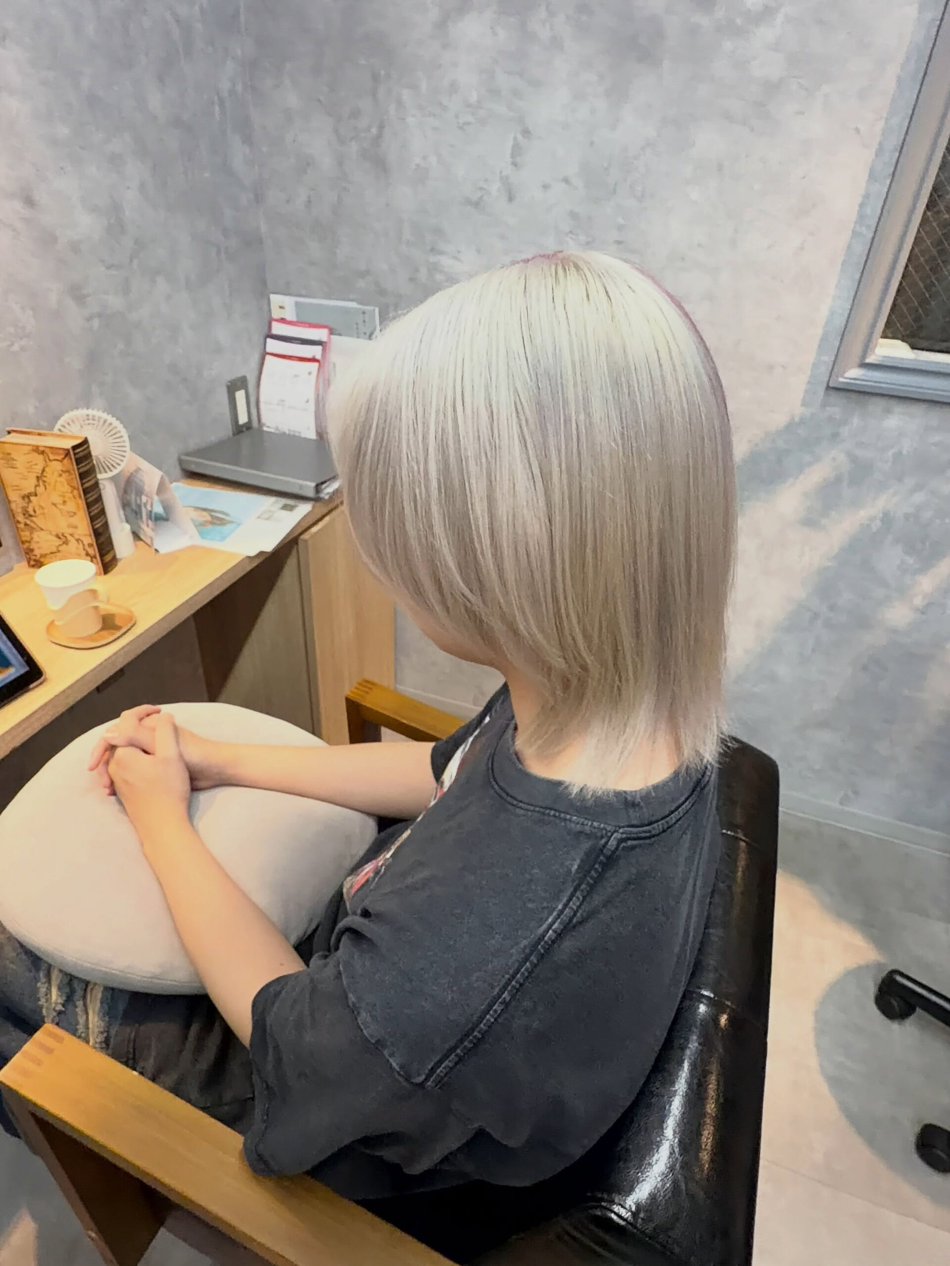 ホワイトシルバー×ピンクで魅せる透明感カラー